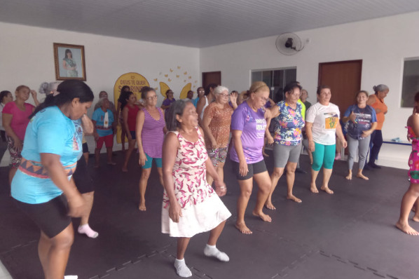 Idosos: aeróbica e aniversariantes do mês